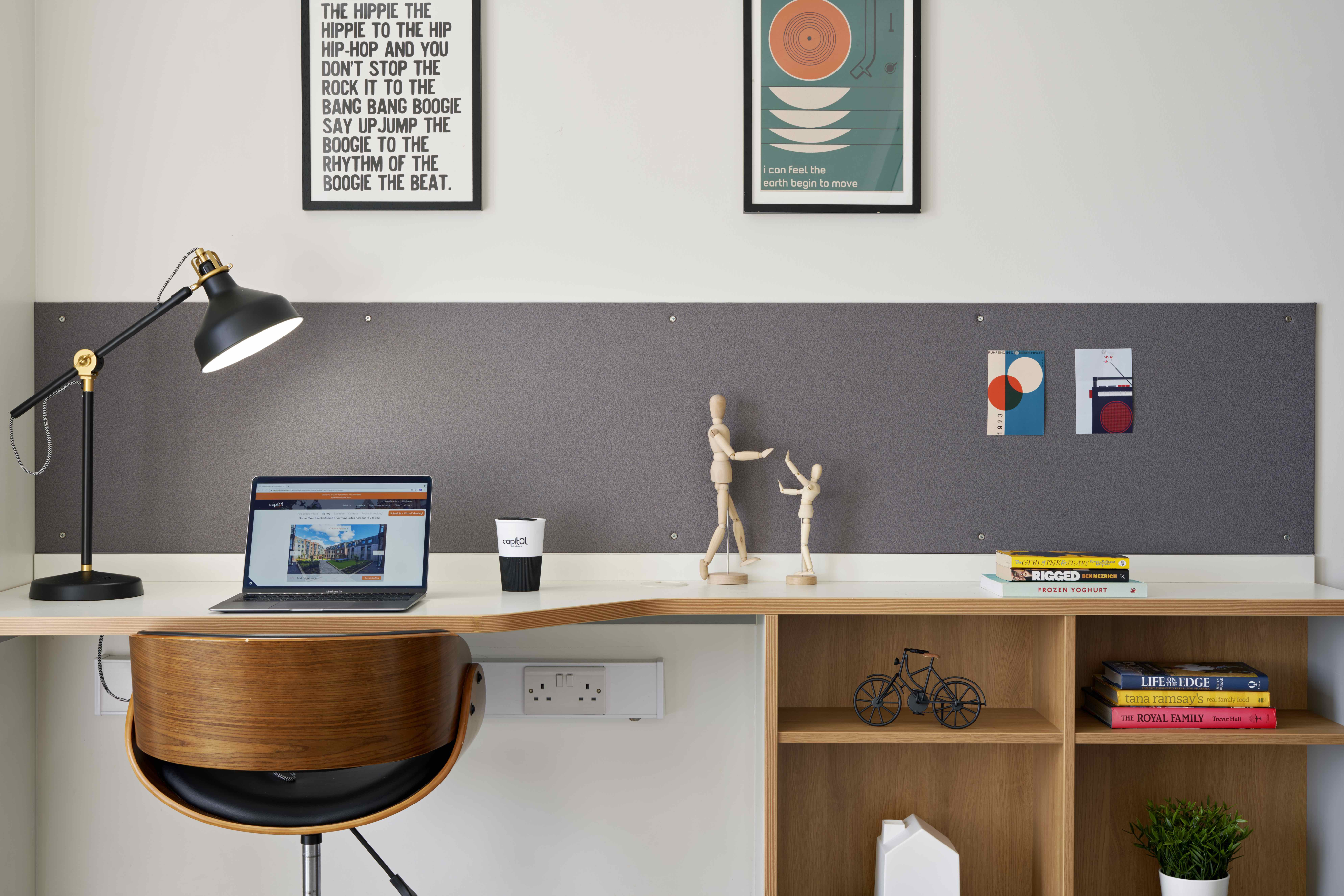 BRONZE ENSUITE PLUS DESK