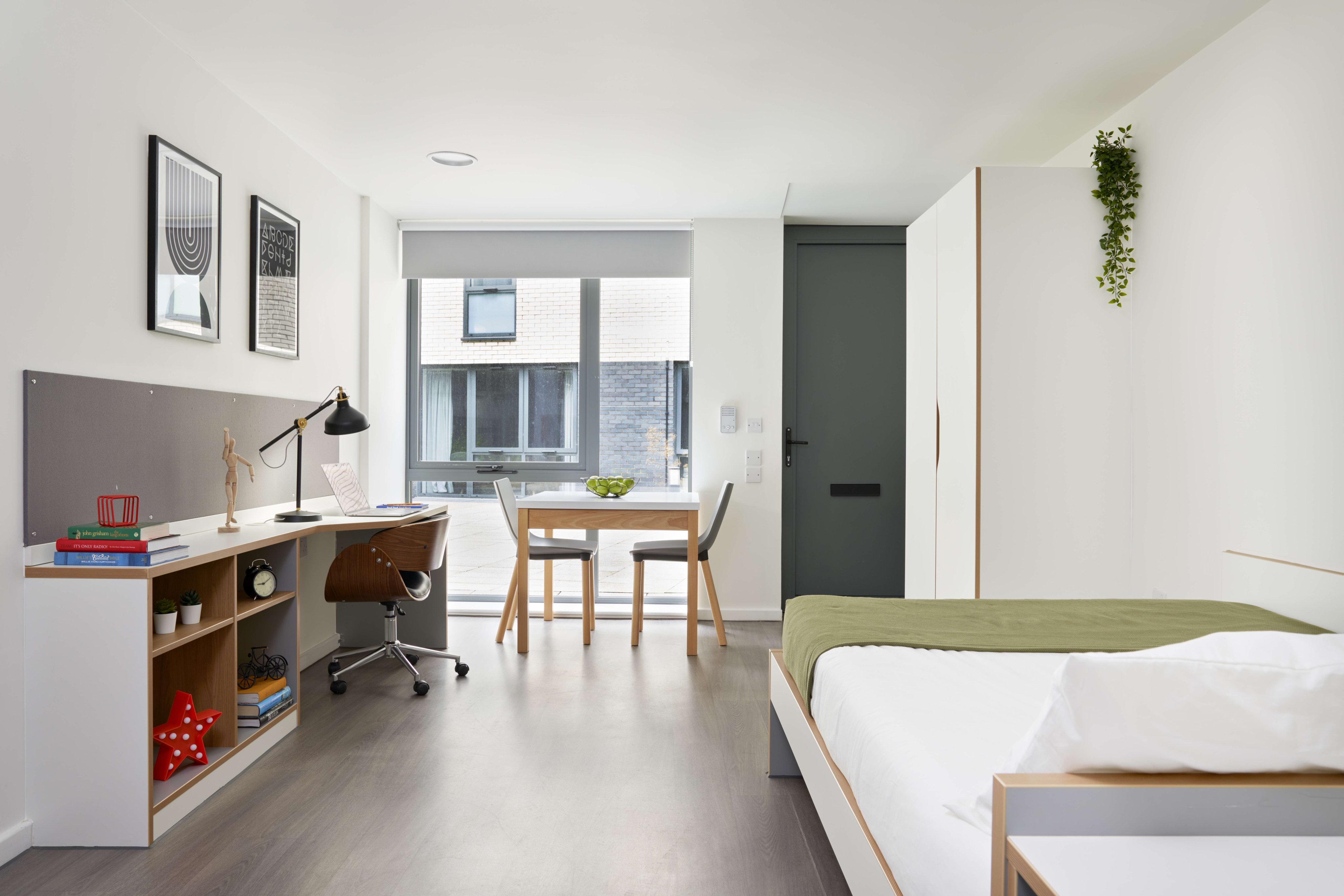 2607_SHARMAN COURT Gold Studio 0166